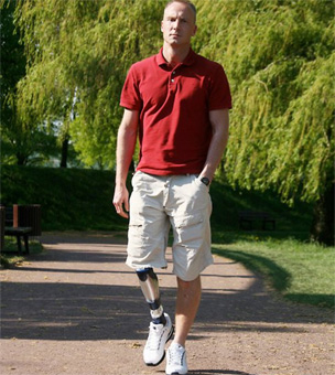 Tony Ewert wurde im Juni 2003 bei einem Anschlag auf die Bundeswehr in Kabul schwer verwundet. Er verlor ein Bein und ein Auge.
