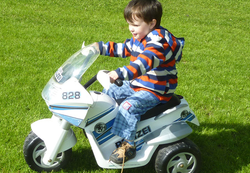 Der kleine Max - drei Jahre und Halbwaise - freut sich über sein neues Dreirad (17. Mai 2015)